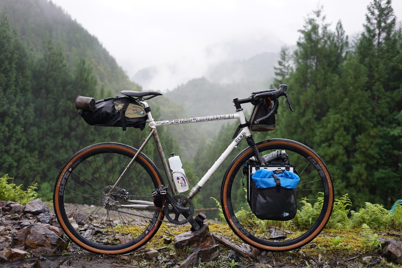 完全防水のバイクパッキング – PORCELAIN ROCKETのパニアとハンドル