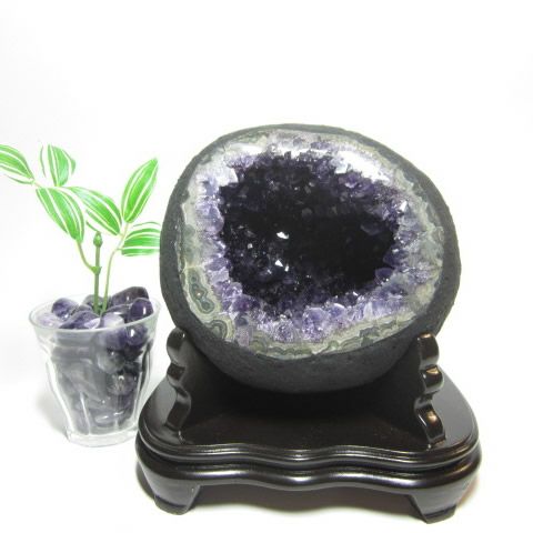 本物の紫水晶原石 アメジストドーム 4.6Kg 木製台座付を販売／PAX