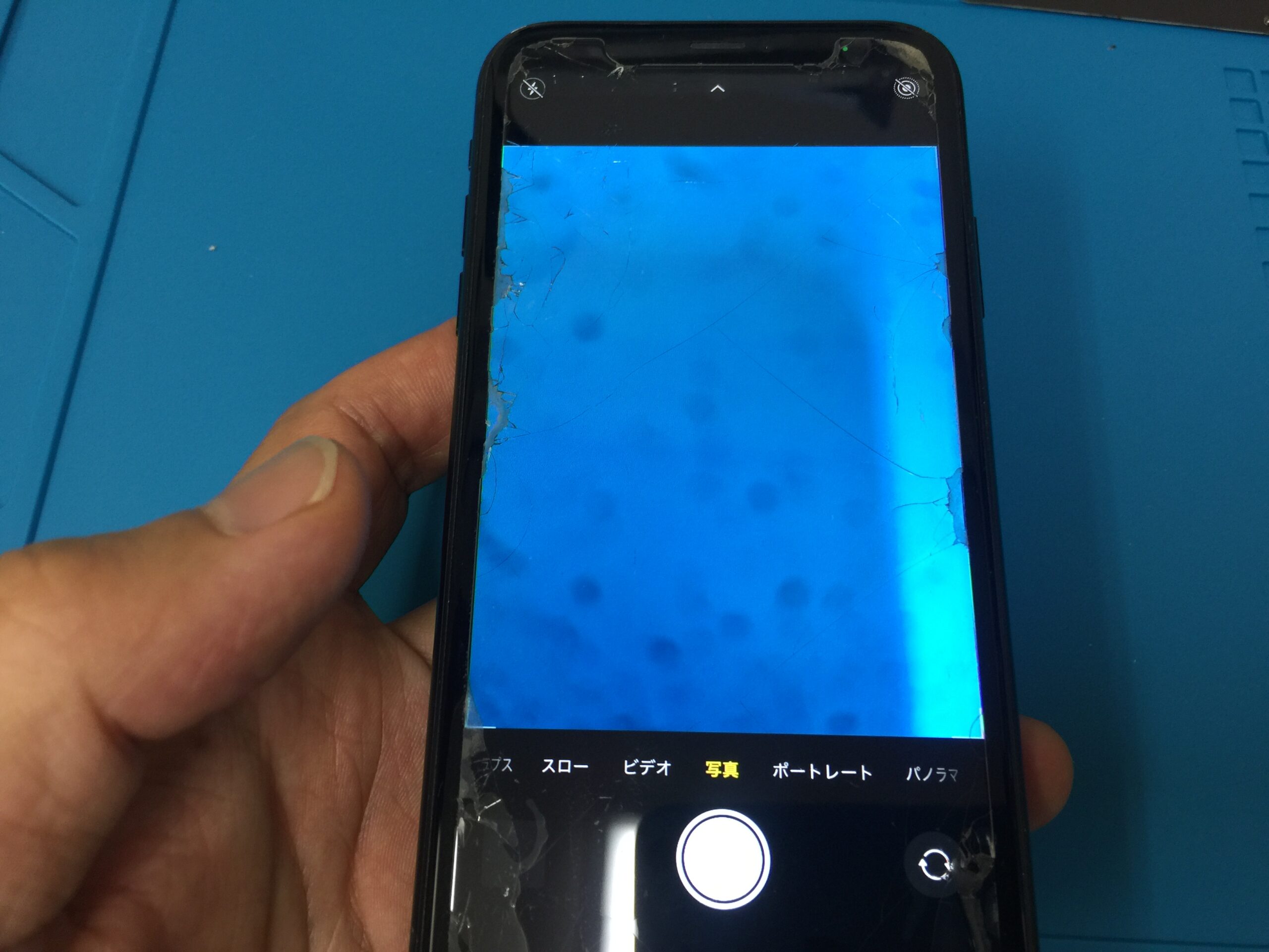 iPhoneXRのカメラレンズ割れと撮影する時に黒い斑点が無数に出て焦点が
