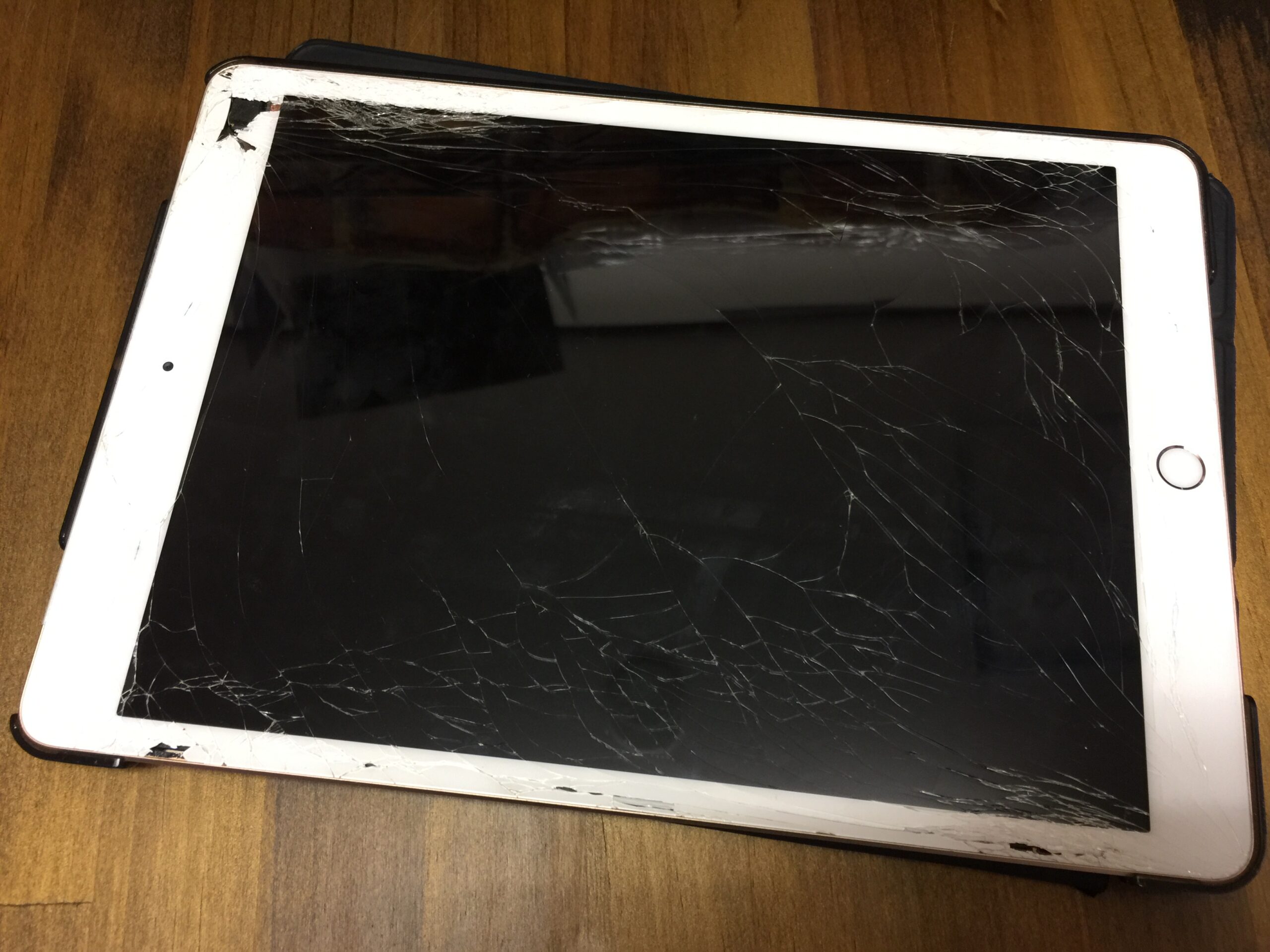 iPad 7 ガラス割れ】画面全体がひび割れて右上の白い部分に穴が空いて