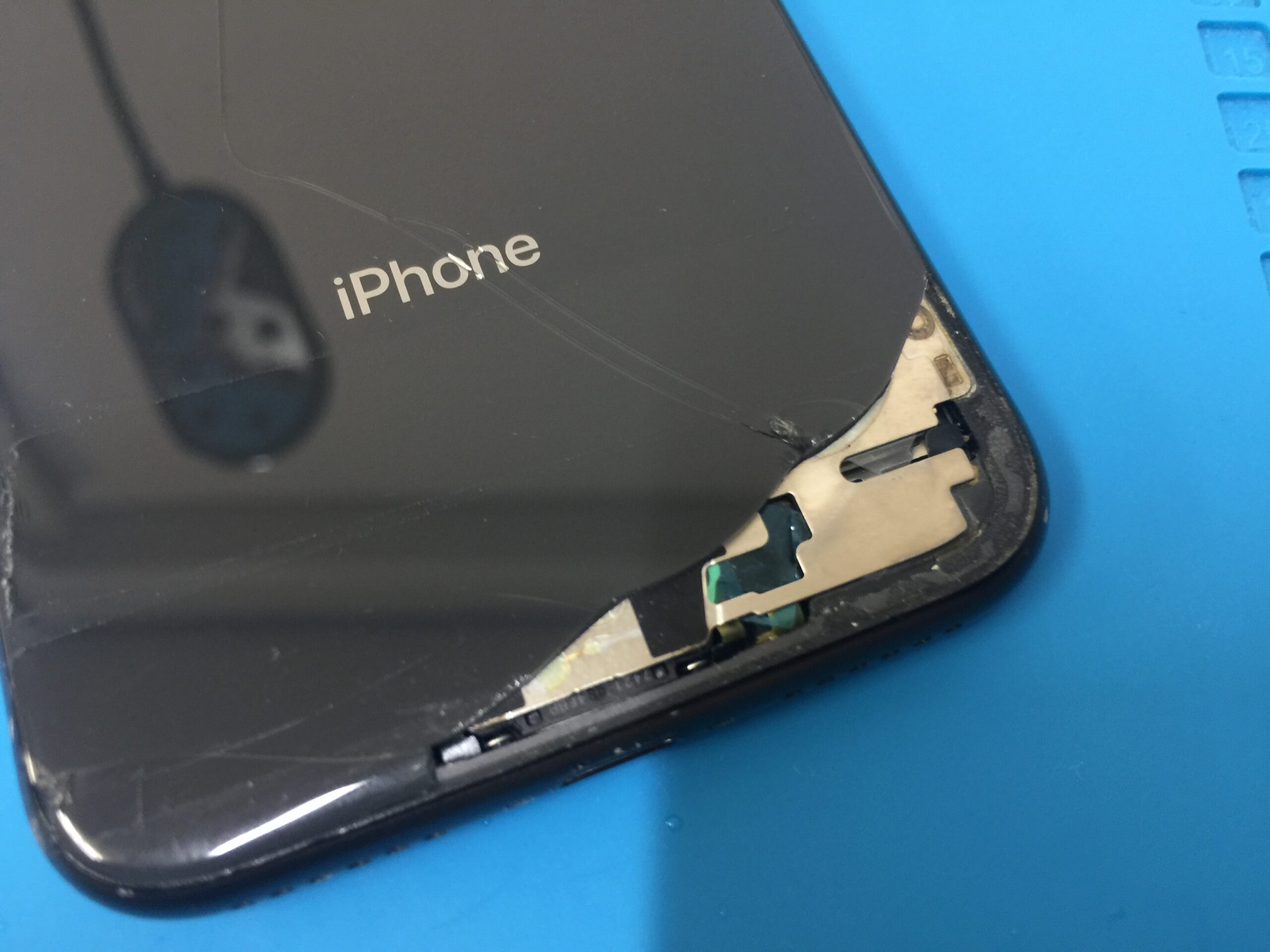 iPhone8の背面割れ修理でカラーをブラックからレッドに変更して交換
