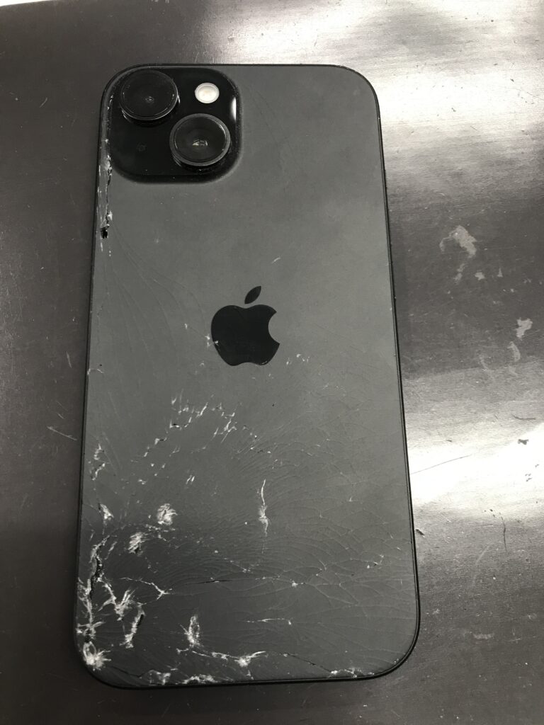 iPhone15】背面のガラスがバキバキに割れてしまった…背面ガラス修理で