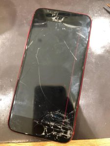 iPhoneに赤い線が入って画面が見えない？！iPhone 8画面修理について解説！