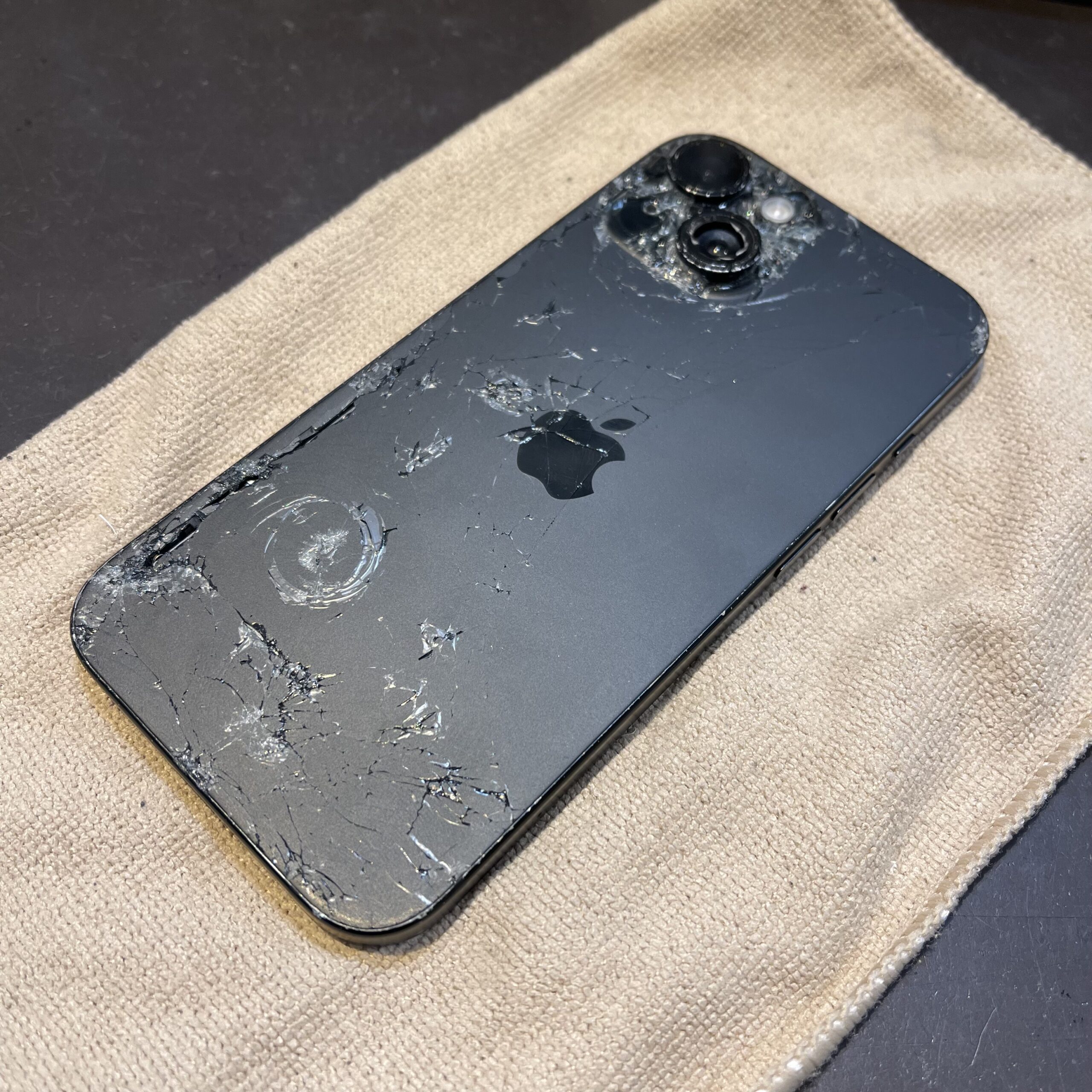 iPhone15背面ガラス割れは即日修理可能/枚方市伊加賀西町 | スマ