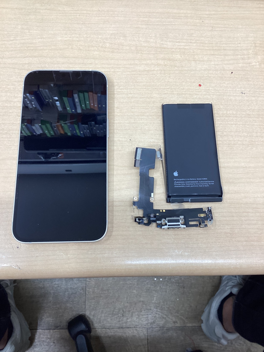 iPhone13のドック、バッテリーを交換しました！-スマホクリニック 立川店