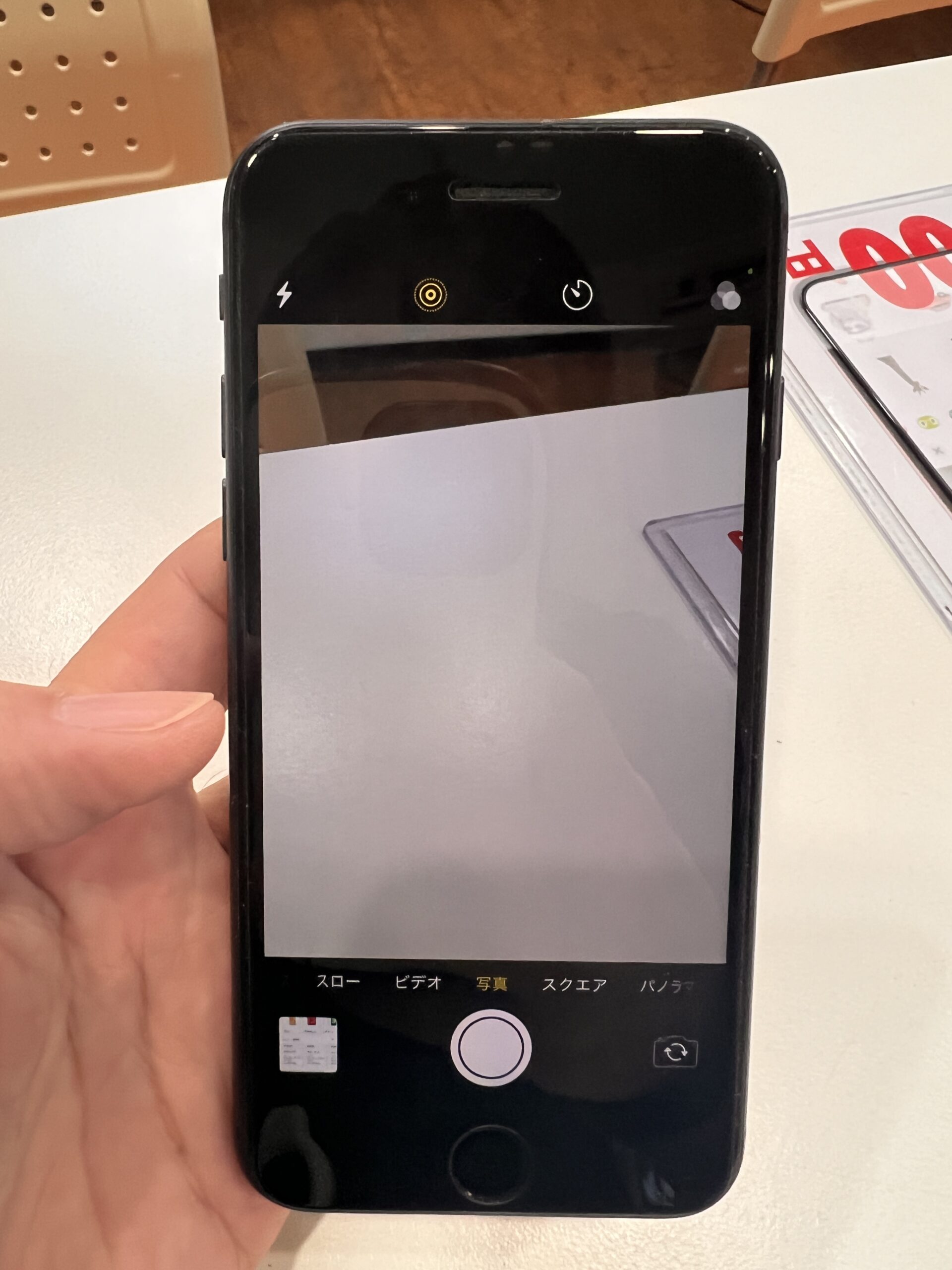 カメラレンズは割れていないのに、ヒビ割れが映り込むiPhone 8。写真