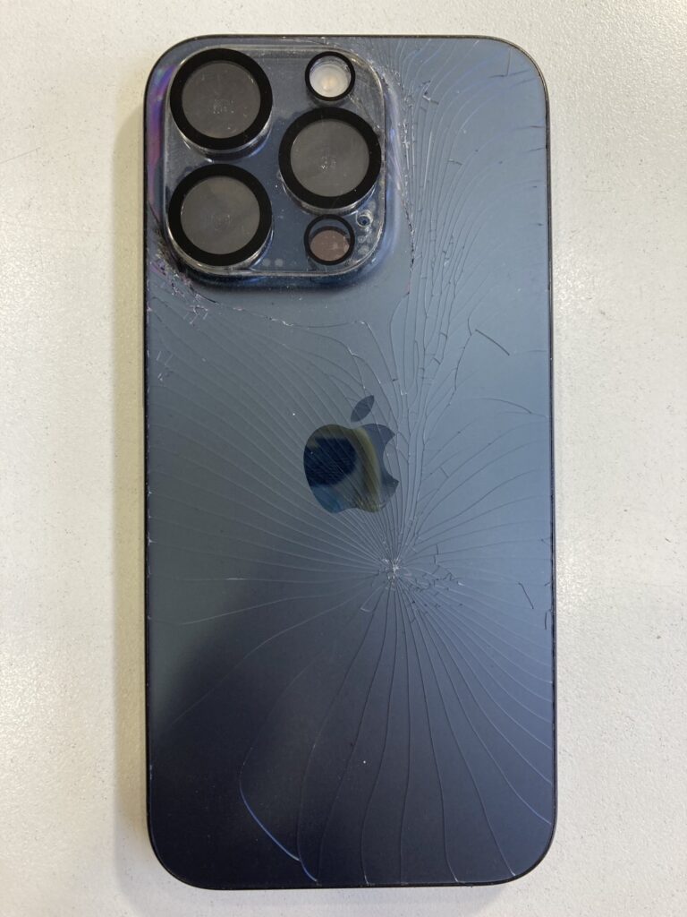 嘘でしょ！？後ろ側のガラスが割れてしまった…【iPhone15Pro 背面