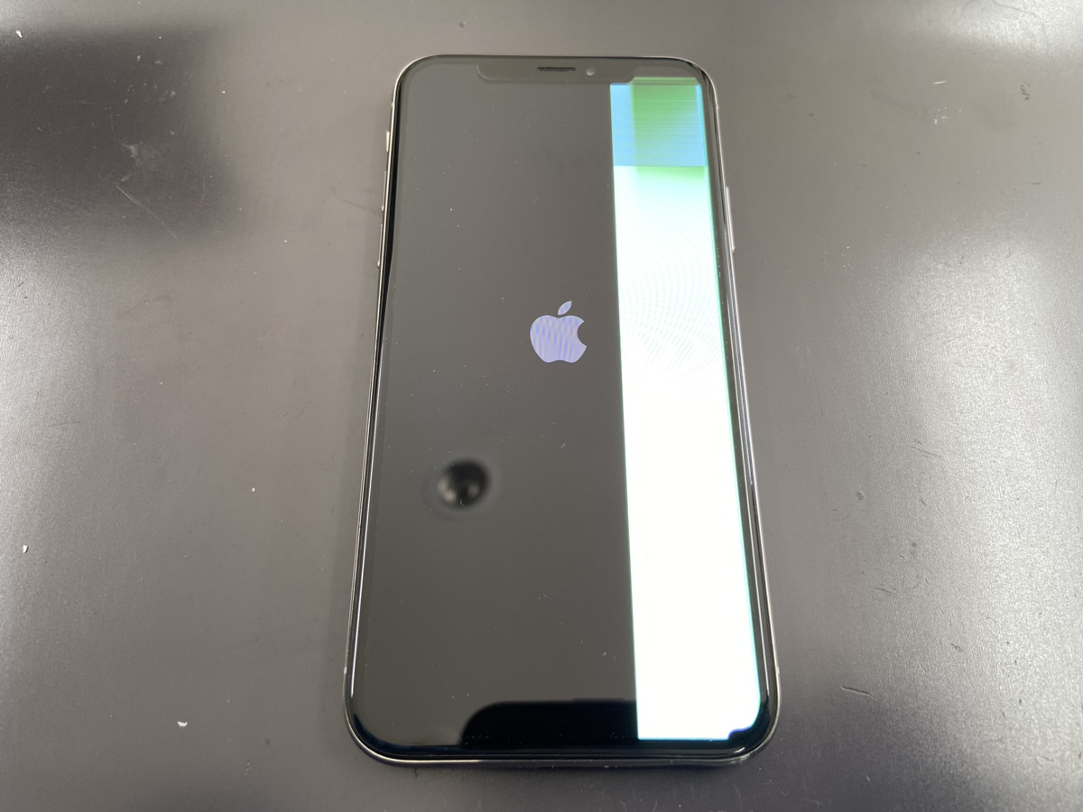 液漏れが原因で画面に線が！【iPhone画面】 | お近くのiPhone修理