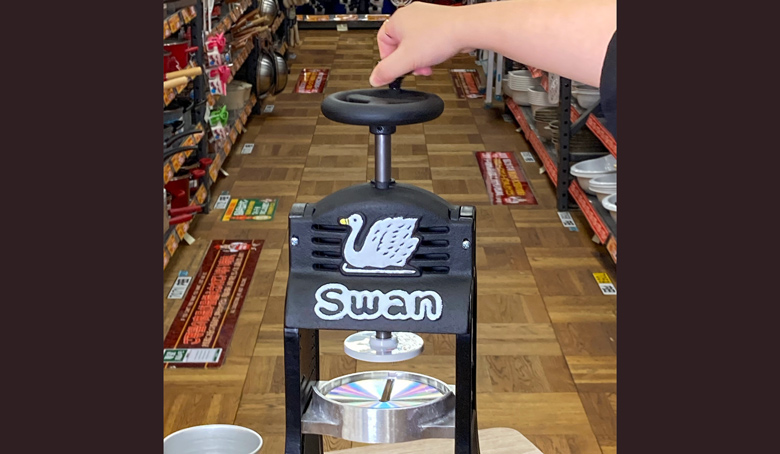 お家でお店級のシャリふわ食感！本格的かき氷器「ブラックスワン