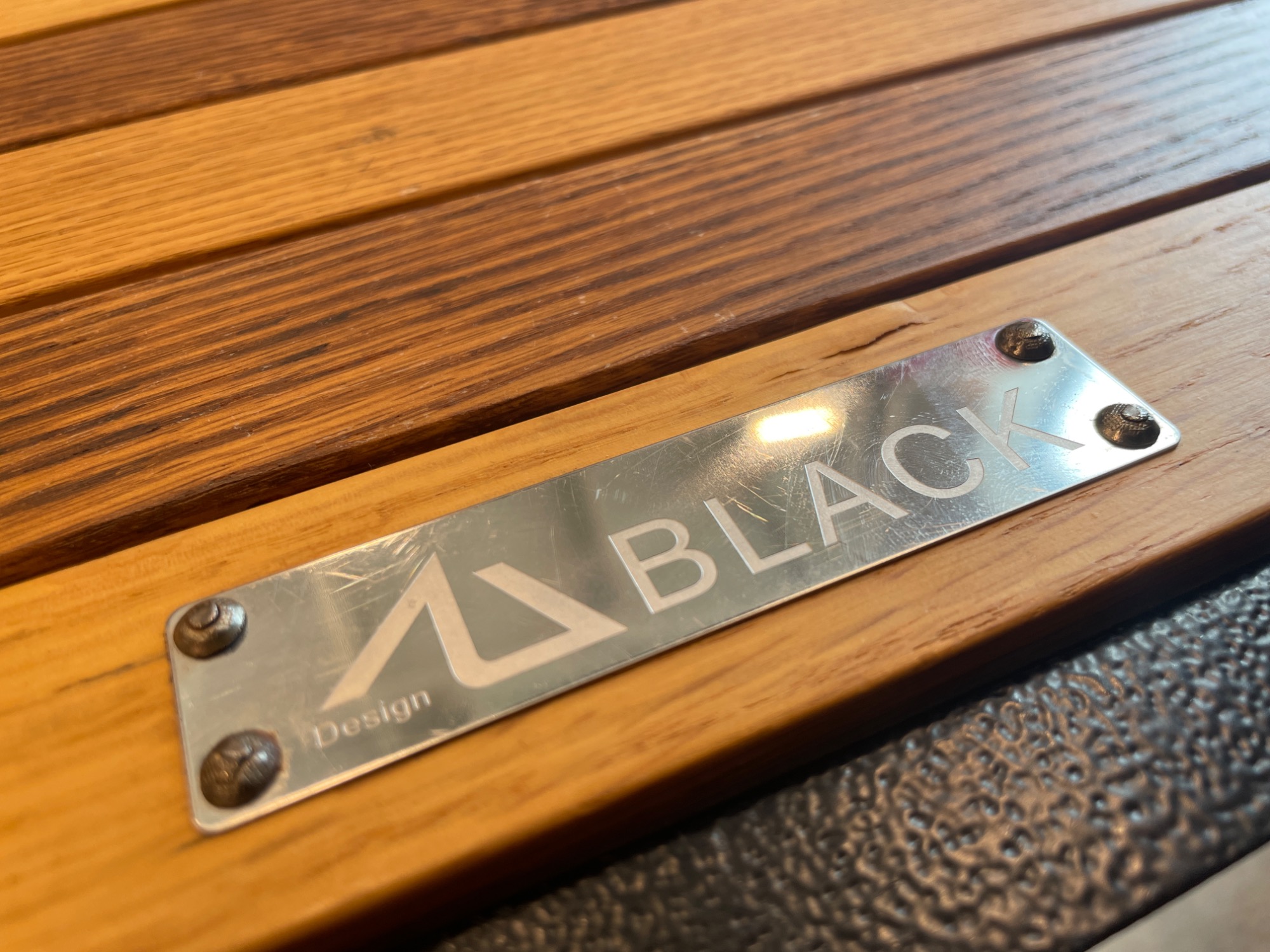 BLACK DESIGN(ブラックデザイン)のハレテーブルがアイアンプレート付き