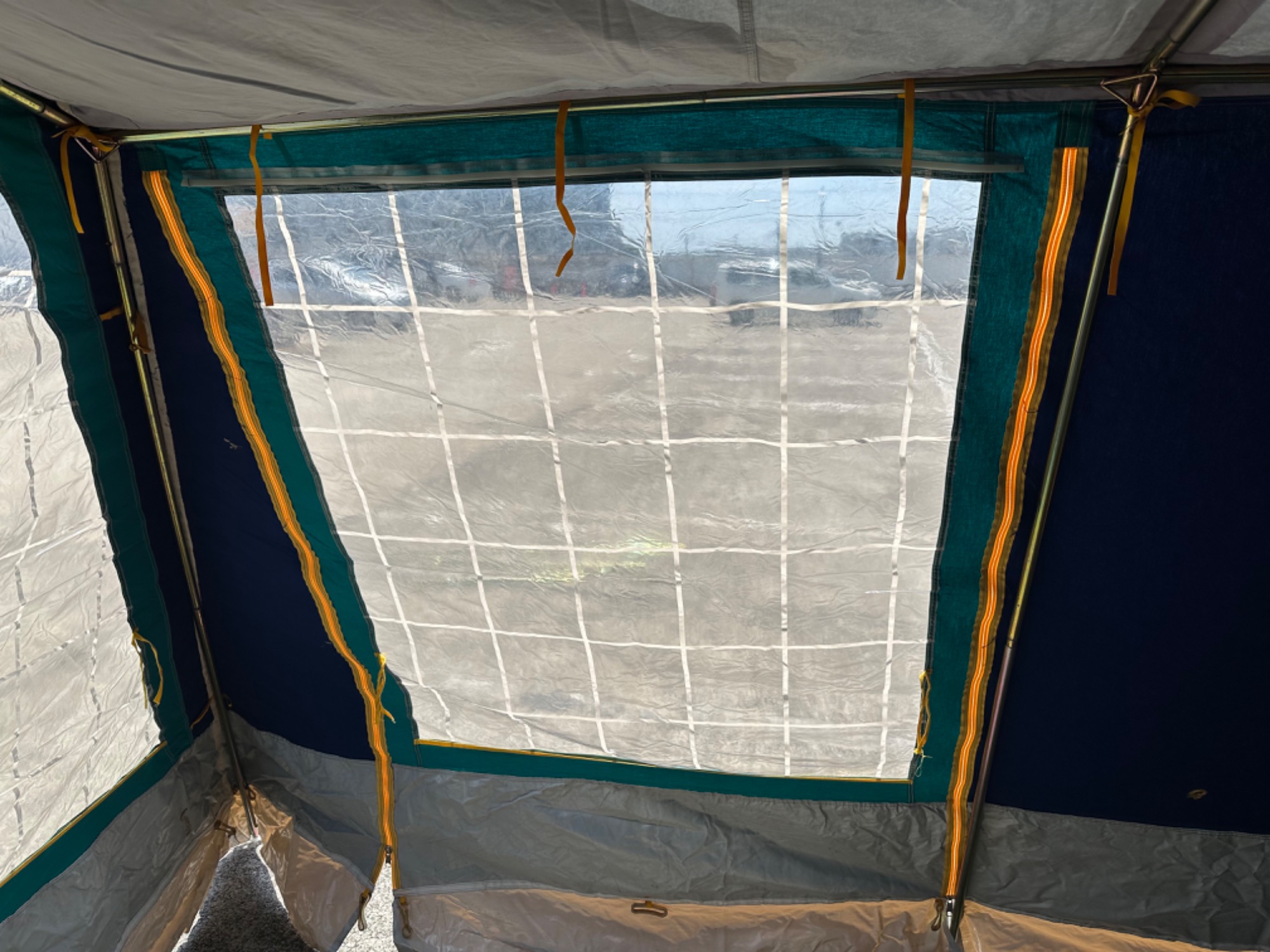 マルシャルのエステレル5!!家みたいな格子窓にカーテンがトレード