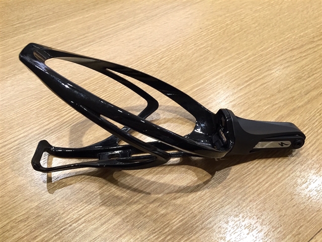 ボトルケージ下に携帯工具を収納できる「EMT Cage Mount Road Tool」を