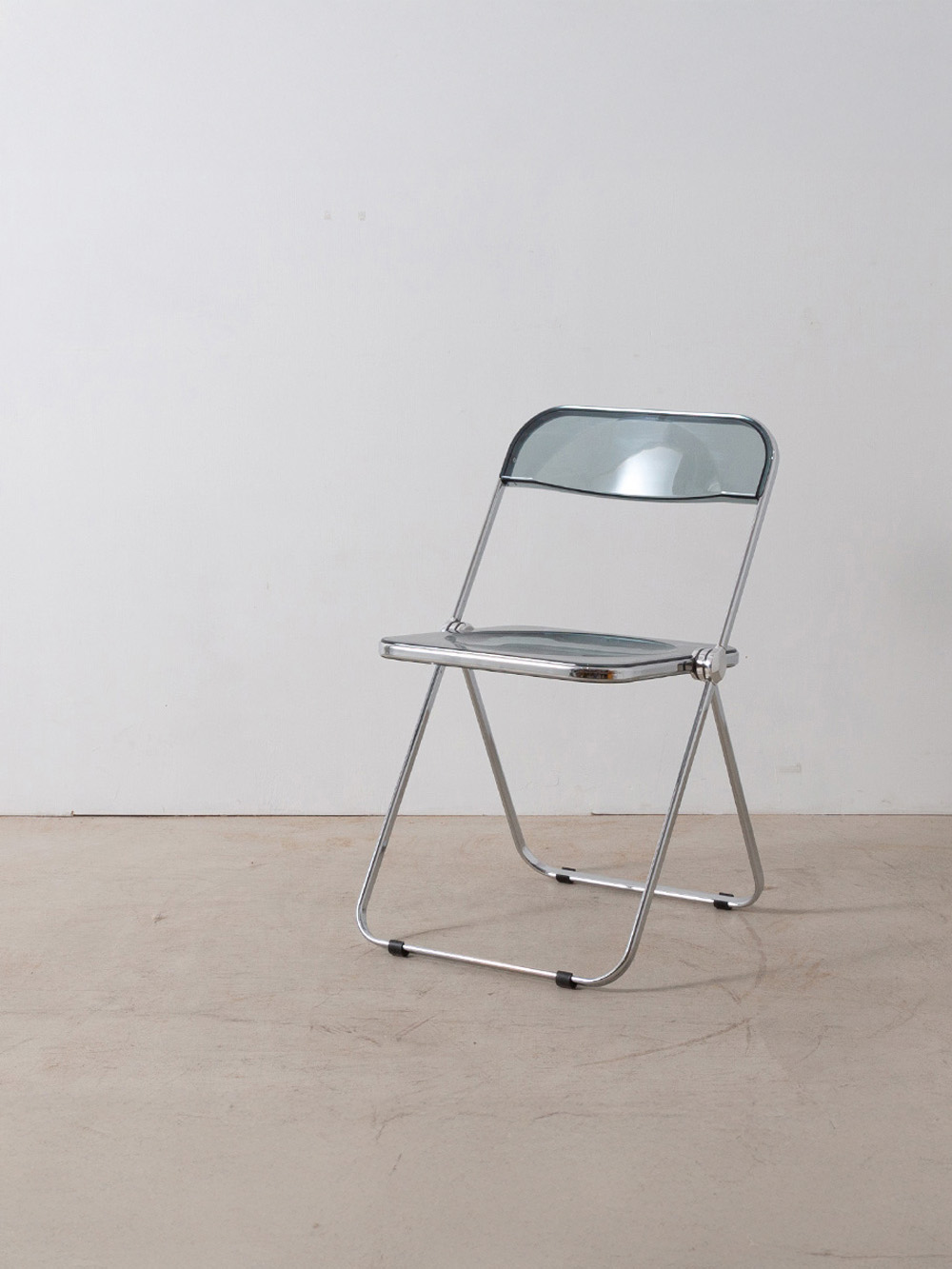 stoop | Plia Chair by Giancarlo Piretti for ANONIMA CASTELLI in