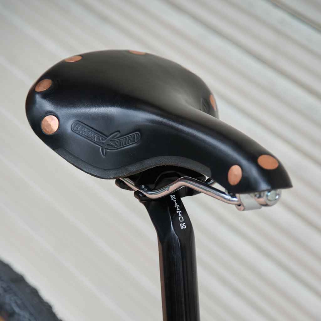 BROOKS* swift chrome (honey) - BLUE LUG ONLINE STORE