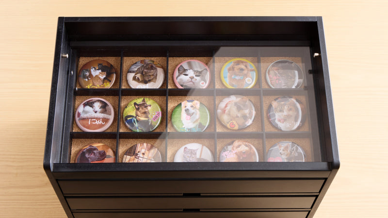 大切にしまっておけて、いつでも眺められる 缶バッジ収納チェスト「iru