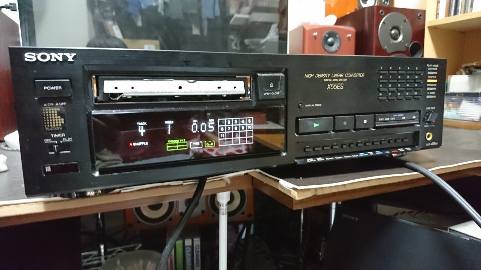 SONYのCDプレーヤーCDP-X55ESの修理その1。コンデンサの足がアーチを