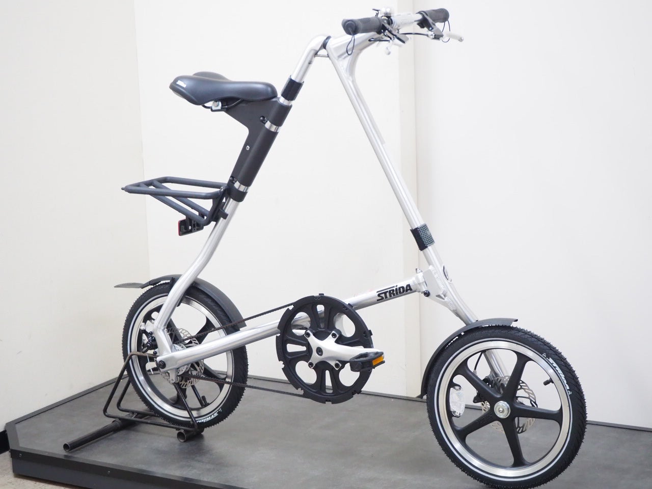 三角形の折り畳み自転車STRiDA(ストライダ)入荷！店舗で実演できますよ