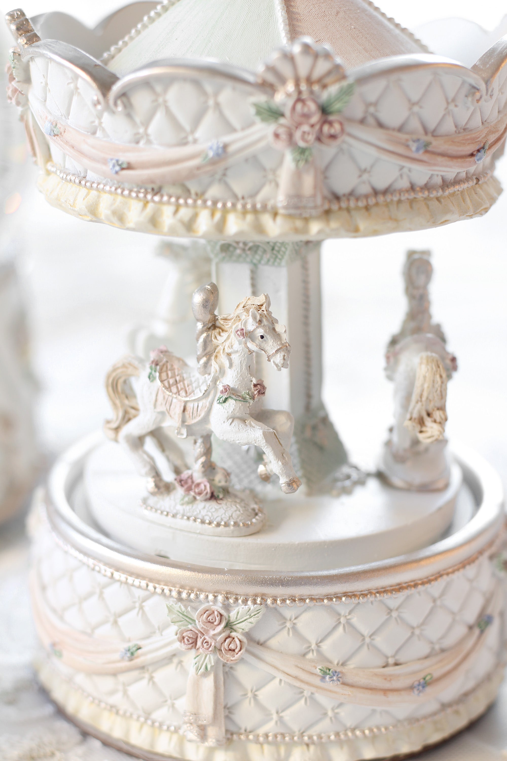 お菓子のように甘いカラーのカルーセルオルゴール | kino｜おしゃれな