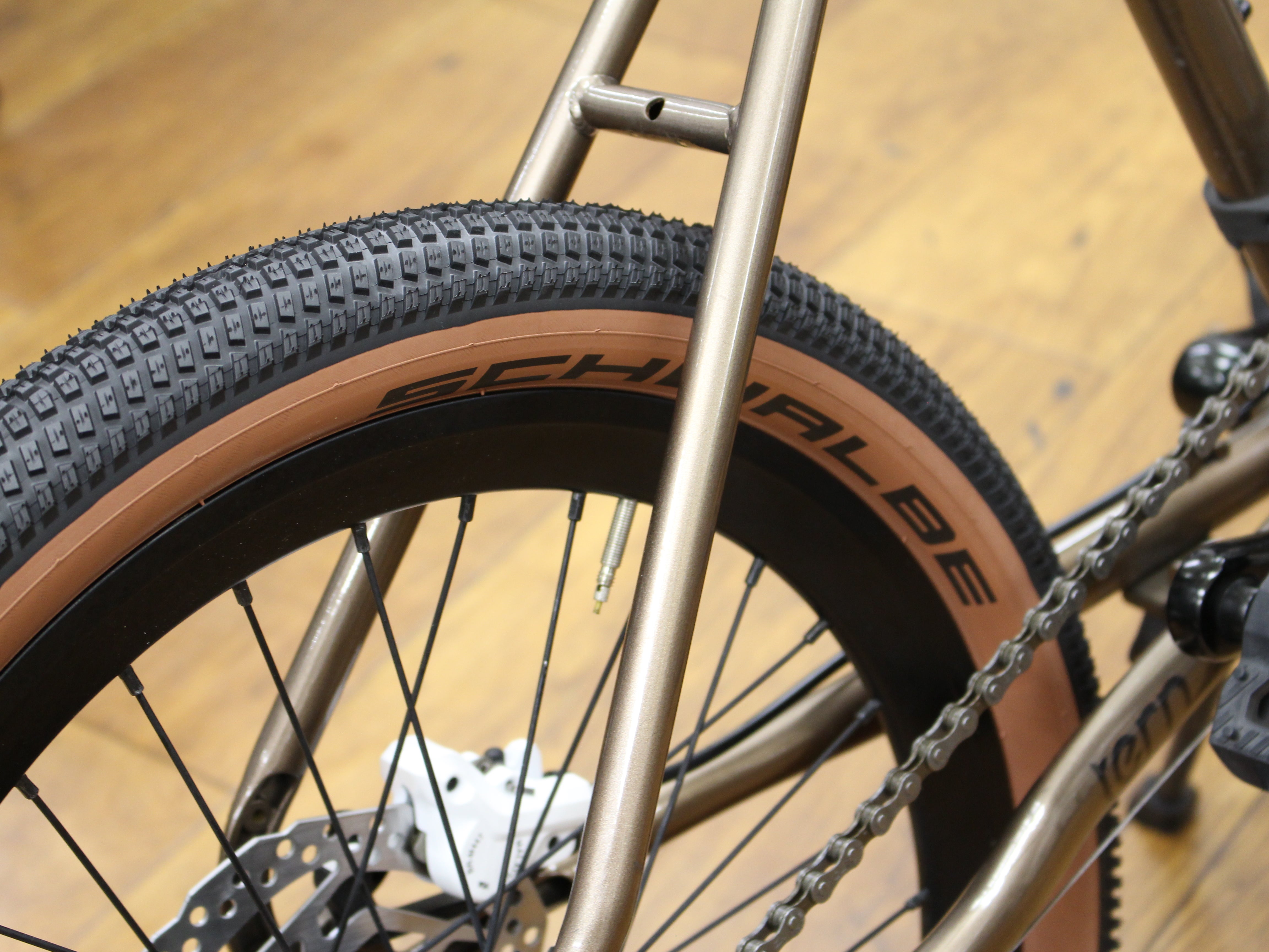 サイドスキンでしゃれてる小径タイヤ。ダート、パンプも！SCHWALBE