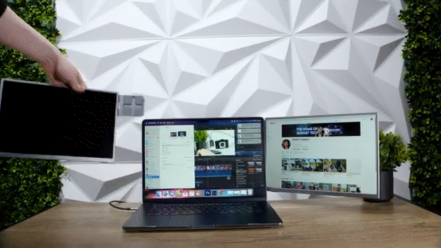 仕事も趣味も、同時進行。縦・横・上と変幻自在な複数モニターで、人生