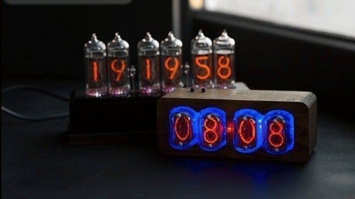 真空放電の暖かい光を放つニキシー管置き時計。大人の豊かさと余裕を