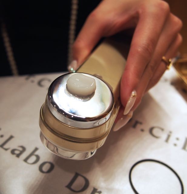 表と裏で機能が違う！クレンジング導出と美容成分導入が出来る Dr.Ci