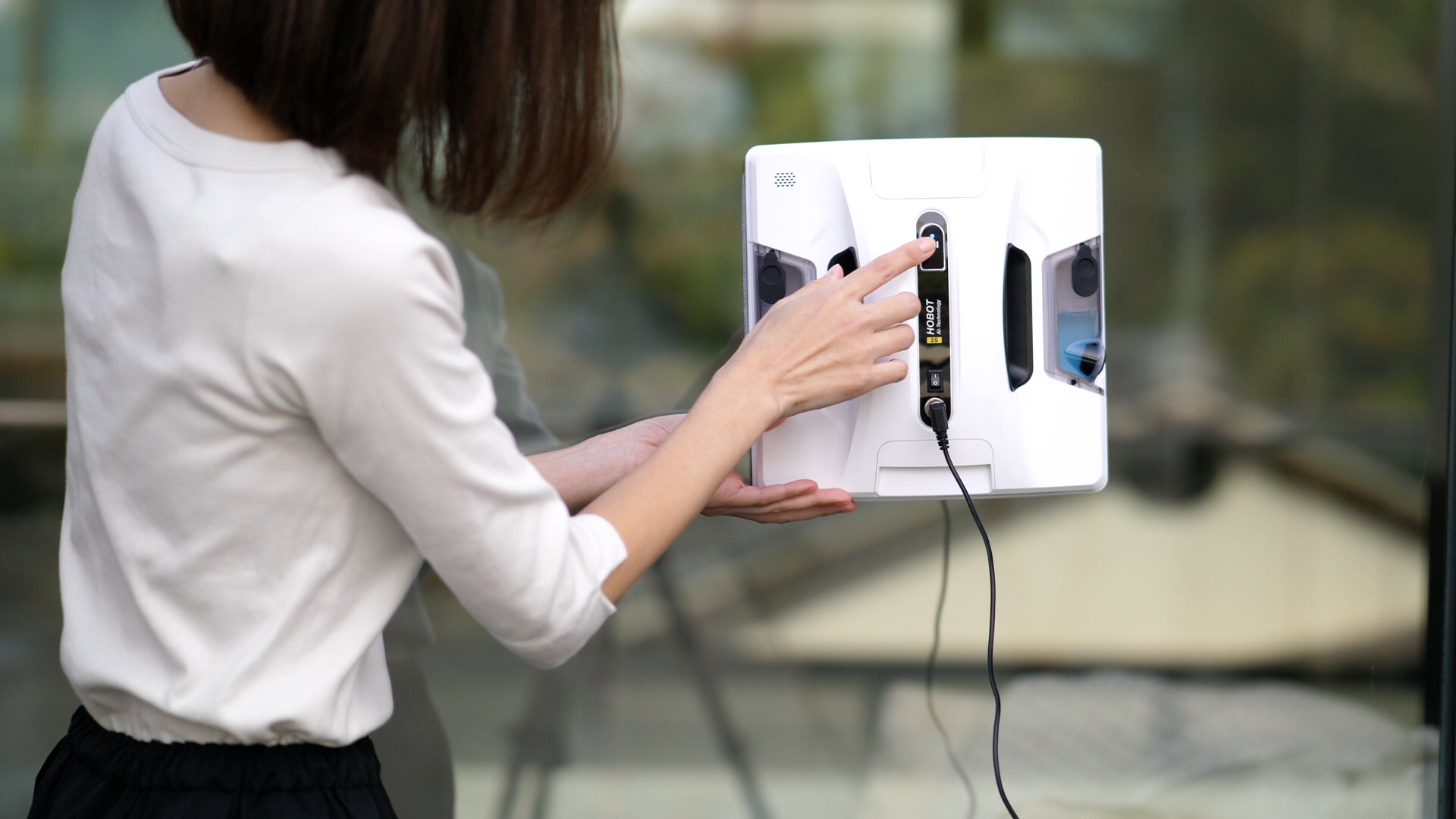 もう手拭きには戻れない！全自動窓掃除ロボット『HOBOT-2S