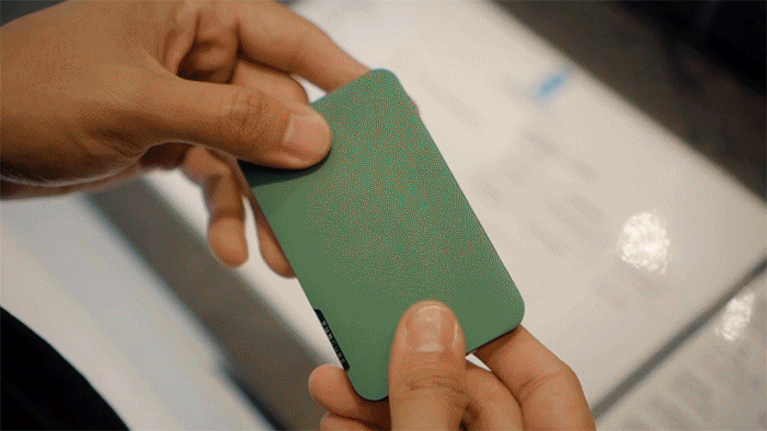 遊び心と機能美が融合した、支払いをショーに変える、大人のための新