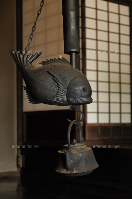 囲炉裏の自在鉤[10696002846]の写真・イラスト素材｜アマナイメージズ