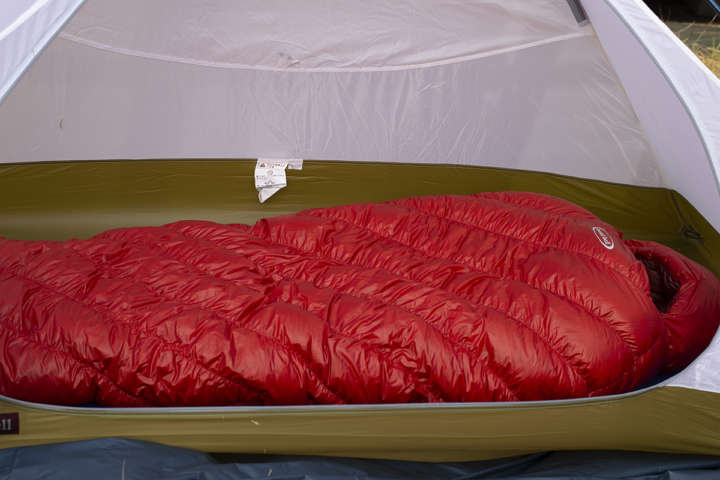 ぬくぬくで広々！モンベルのダウンシュラフで冬キャンプの睡眠が快眠に