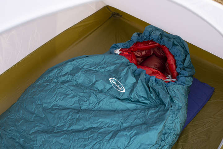 ぬくぬくで広々！モンベルのダウンシュラフで冬キャンプの睡眠が快眠に