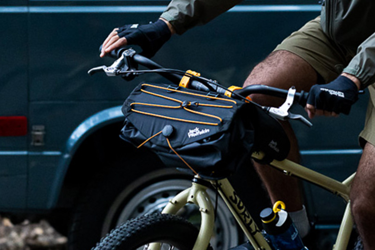 ジャック・ウルフスキンの自転車バッグでスタイリッシュにサイクリング