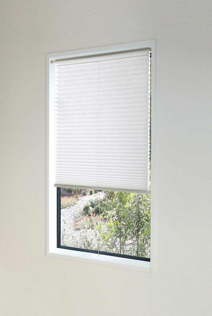 賃貸でも大丈夫！コメリのハニカムシェードはつっぱり棒があれば手軽に