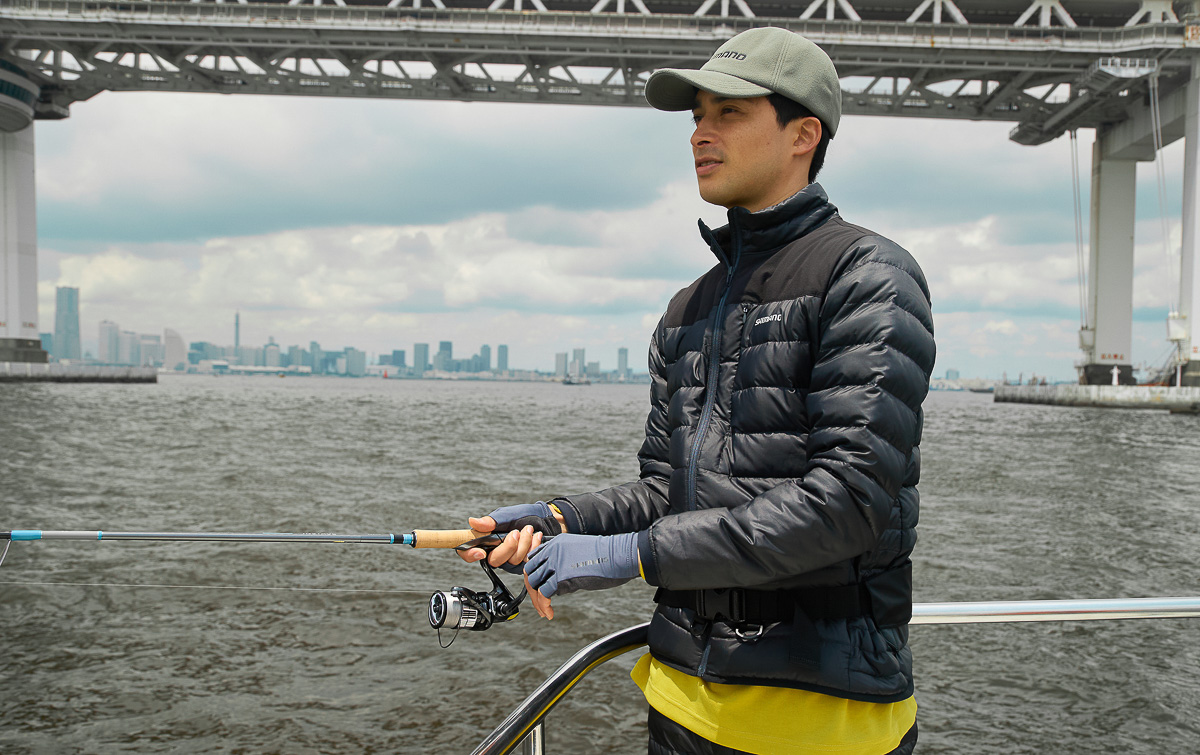 シマノのダウンジャケットは軽い、暖かい、撥水加工。そして竿が振り