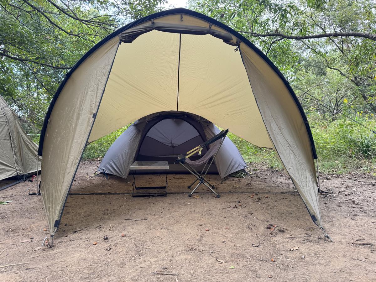 手持ちのテントに大型前室を作れる「マエヒロシェルター」でソロ