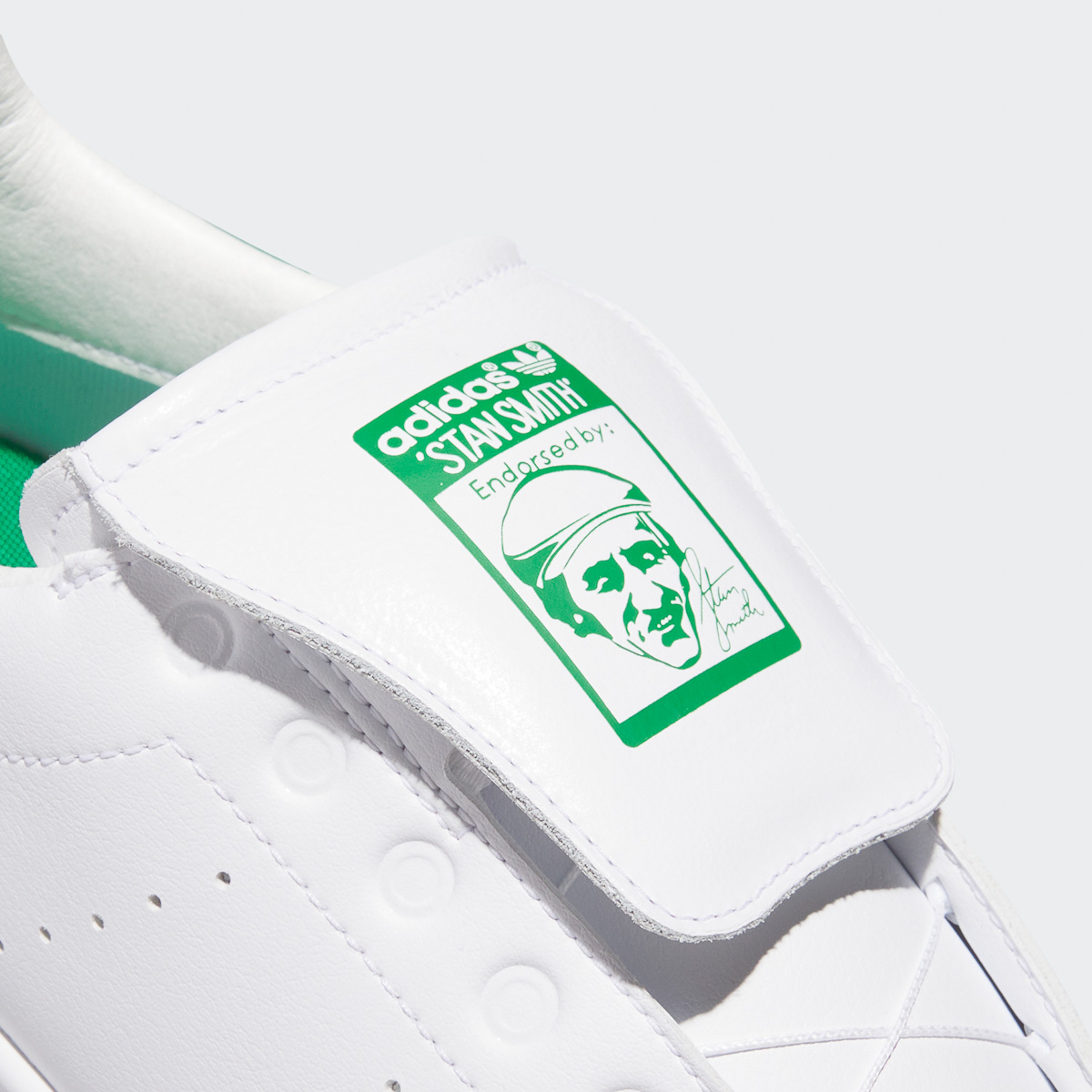 脱ぎ履き調整がラクラク！アディダス「スタンスミス」のゴルフシューズ