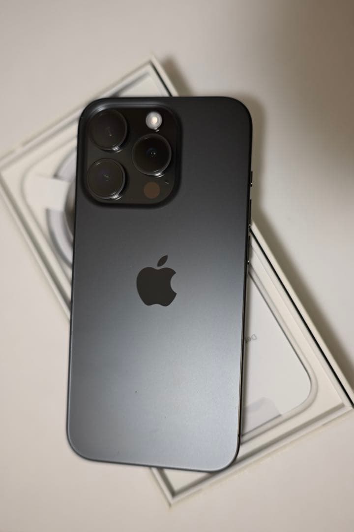 iPhone 15 Pro ブラックチタニウム　256GB Amazon.com: Apple iPhone 15 Pro, 256GB, Black Titanium - GSM