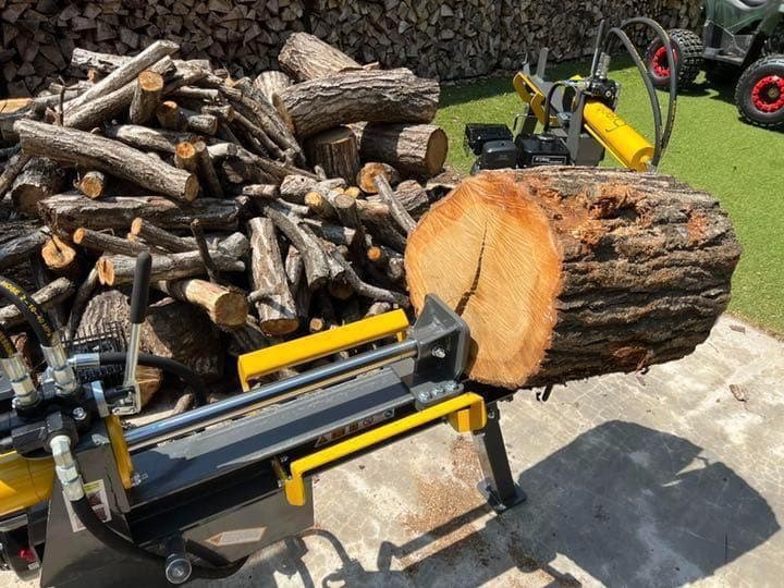 送料無料　到着後すぐに作業　女性にも扱いやすい新型薪割り機　18トン