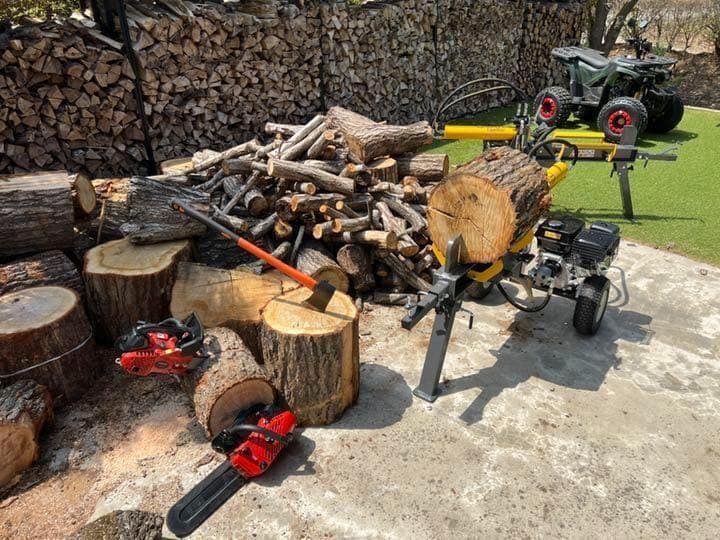 送料無料　到着後すぐに作業　女性にも扱いやすい新型薪割り機　18トン