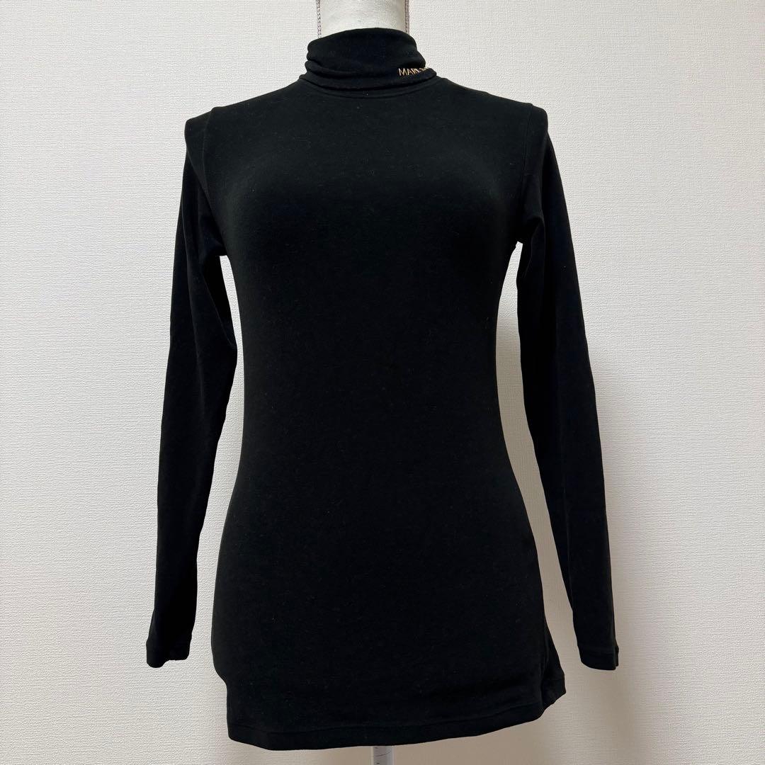 マークアンドロナ タートルネックシャツ ゴルフ 金ロゴ プリントロゴ