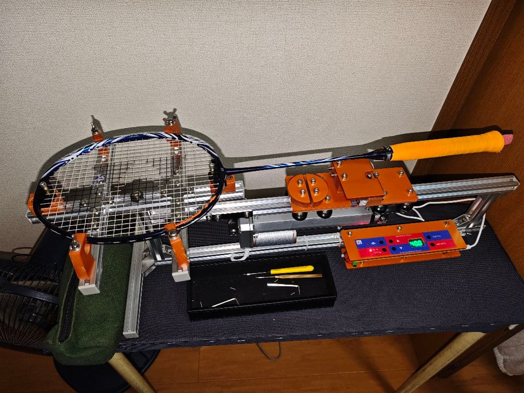 【新発売】電動ガット張り機・ストリングマシン。バドミントン リーニン バドミントン ガット張り機 LI-NING 電動式ストリングマシン