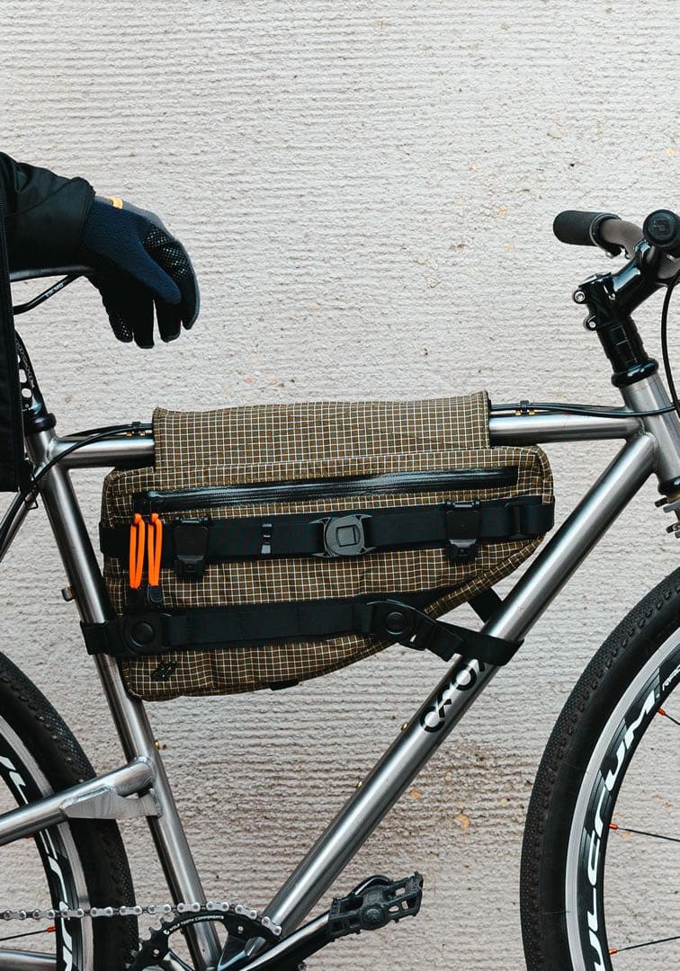 narifuri ナリフリ　Tsunooga リップフレームボディバッグ　黒色