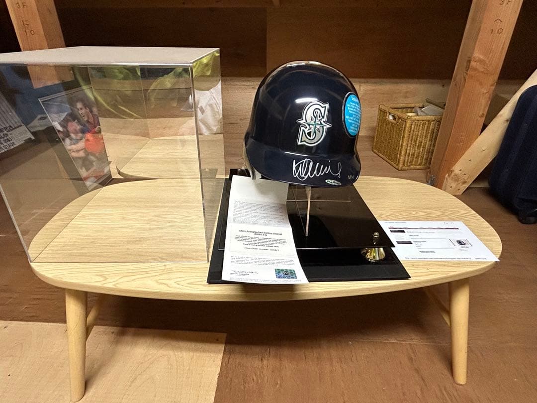 イチローサイン入りシアトル・マリナーズヘルメット - メルカリ