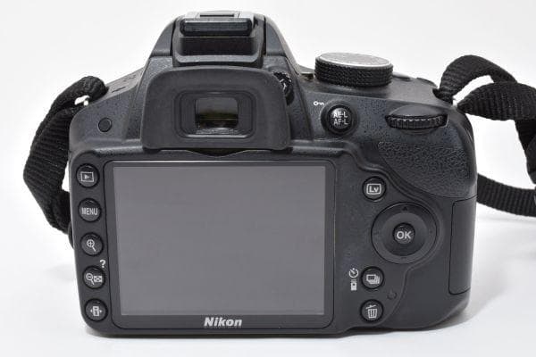 【美品】ニコン Nikon D3200 ボディ　《ショット数6200回》元箱付