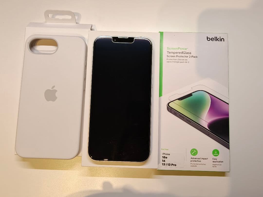 【美品】iPhone 16e 256GB 純正ケース＆Belkinフィルム Apple、iPhone16e用純正ケースとBelkin製ガラスフィルムを発売