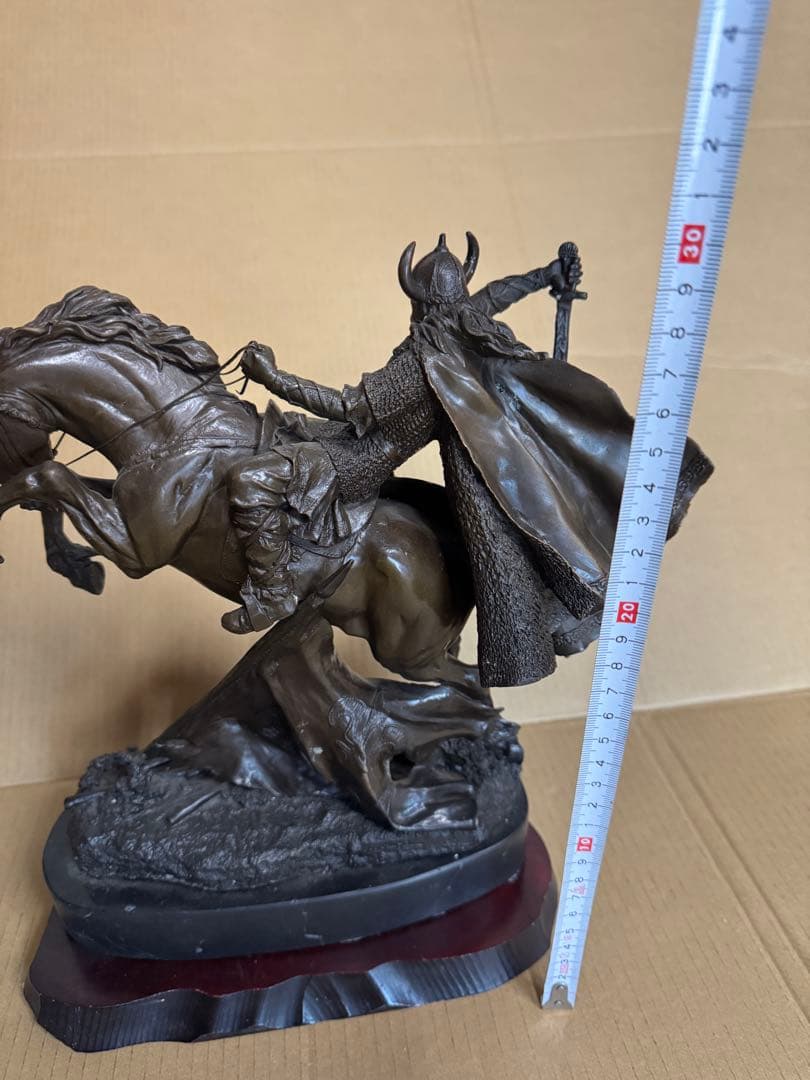 馬に乗って戦うバイキング戦士をモチーフにしたブロンズ風の彫像