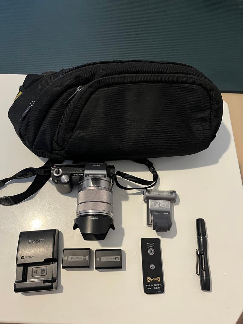 ピンクの猫　SONY NEX-5N 18-55mmレンズバッグフラッシュ ソニー、ミラーレス一眼「NEX-3」にピンクを追加 - 価格.com