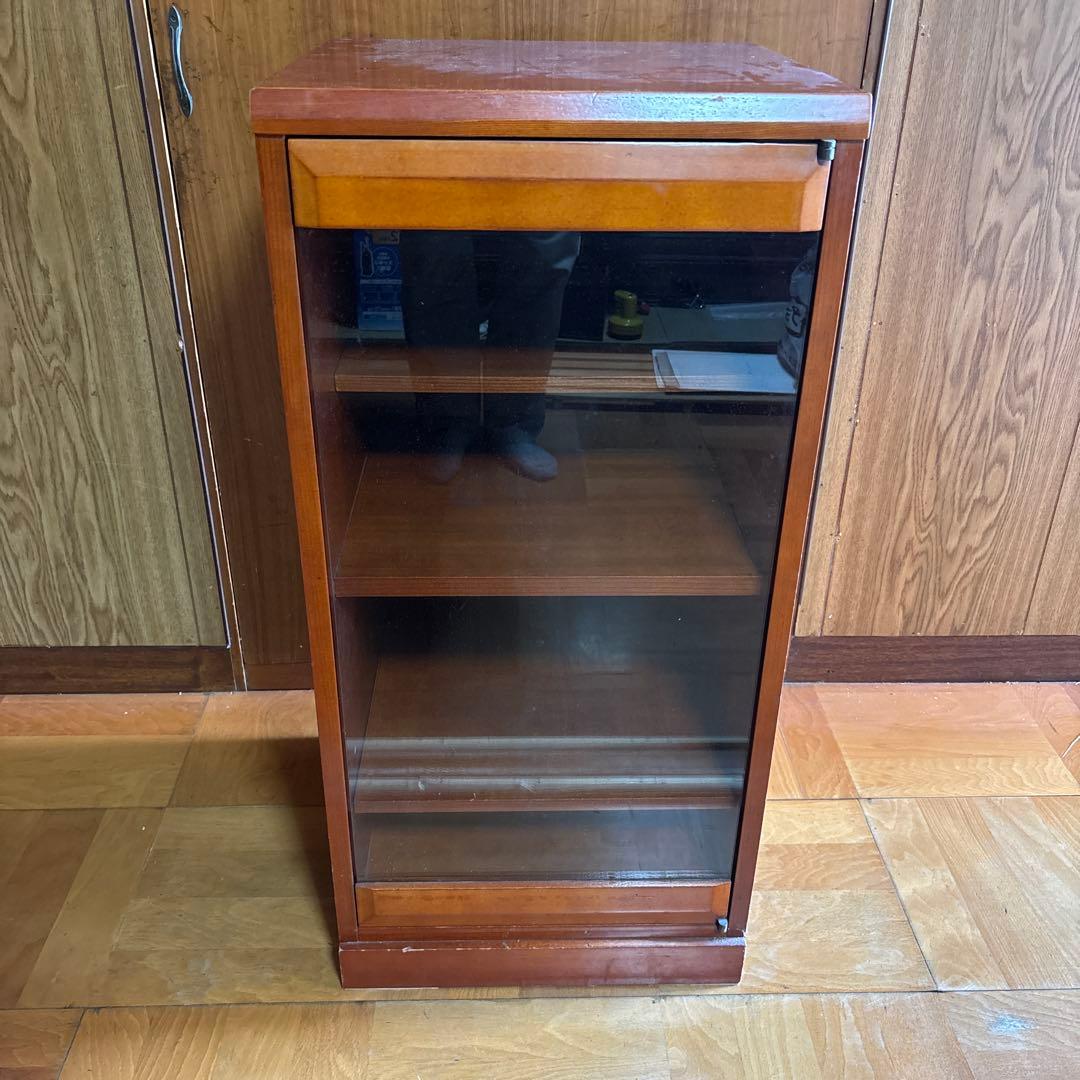 宮城県引取り限定)ガラス扉付き木製キャビネット - メルカリ