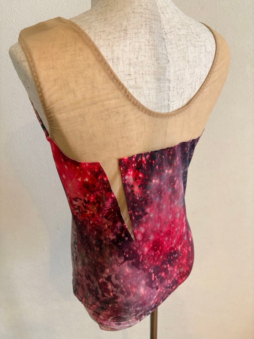 140バトン衣装 赤系プリント生地 - メルカリ