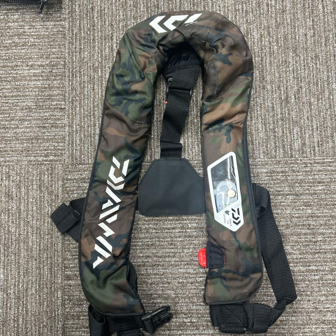 Daiwa 自動膨張式ライフジャケット 迷彩 桜マーク付 - メルカリ